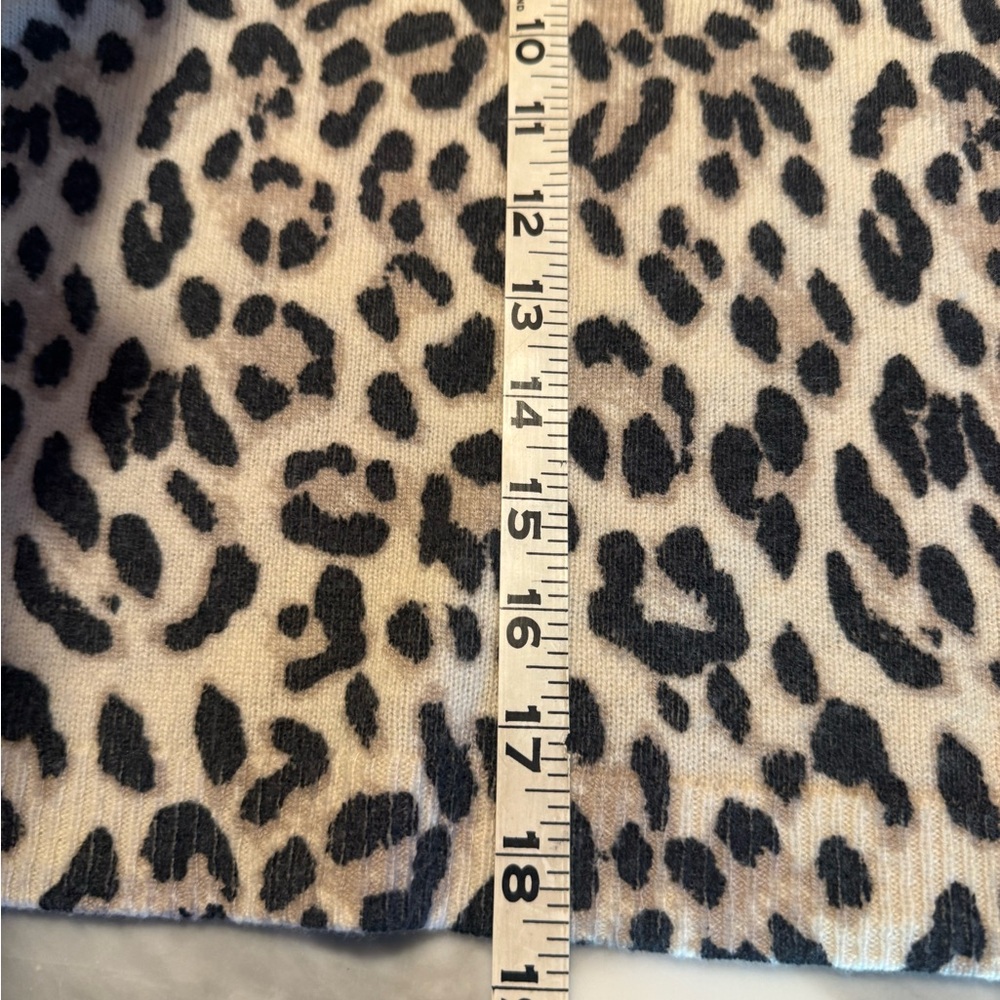 Alice + Olivia leopard cashmere short sweater w/ wide sleeves. Size L. - Picture 8 of 11
